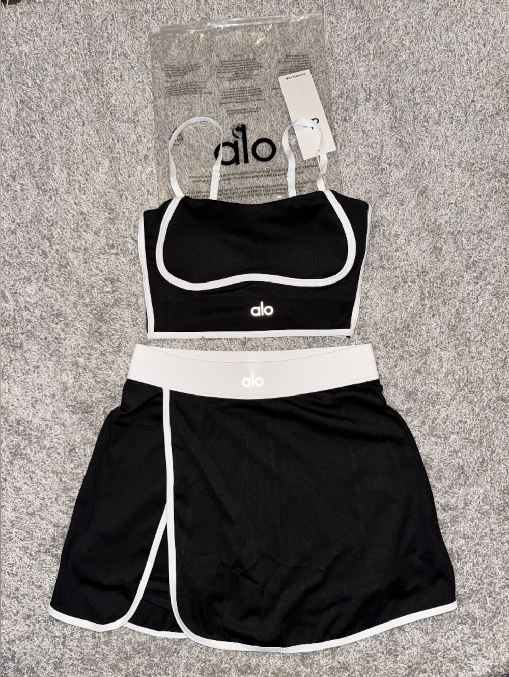 Alo Yoga Black & White Athletic 2-Piece Set – Size S – New With Tags